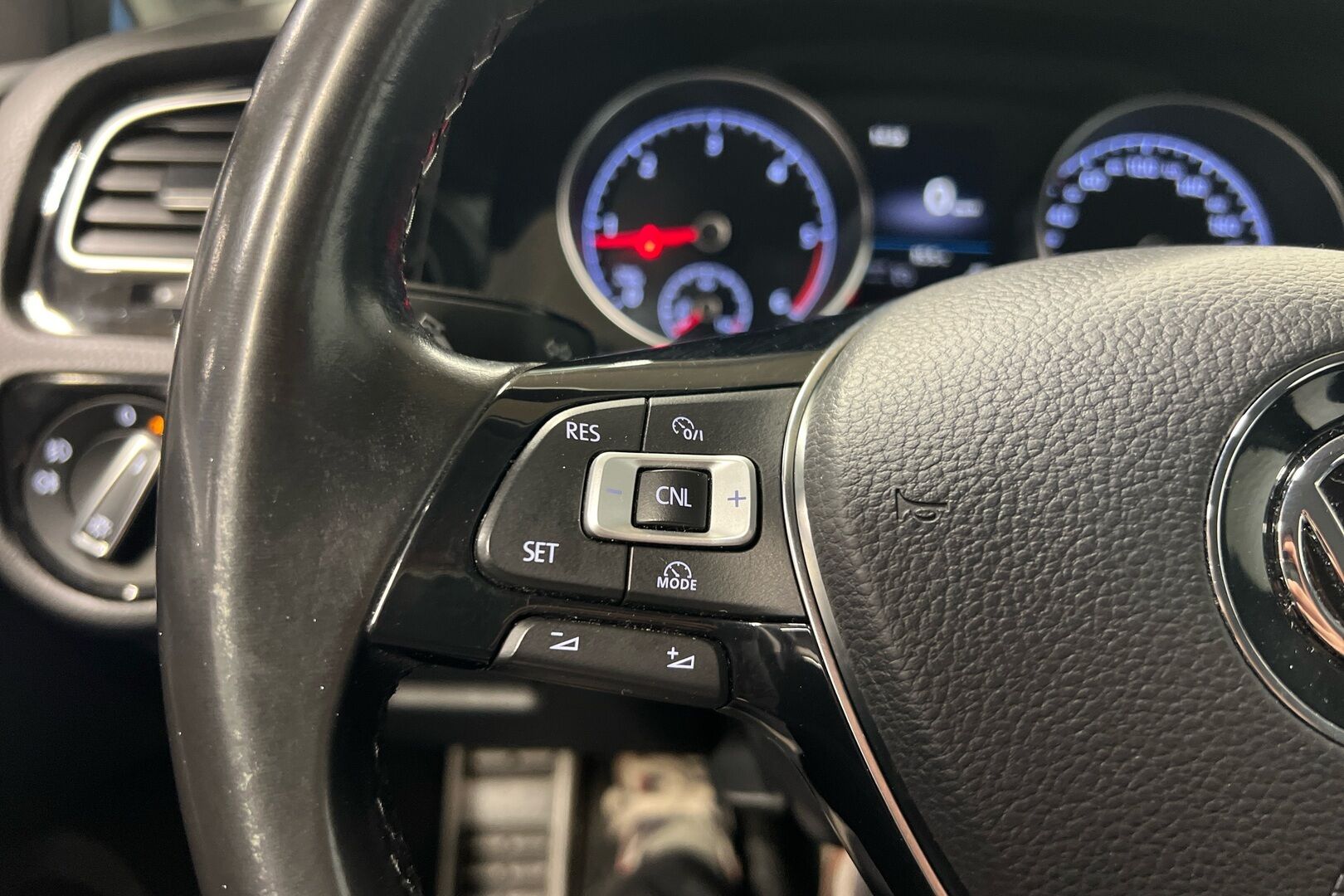 Volkswagen Golf iso kuva 13