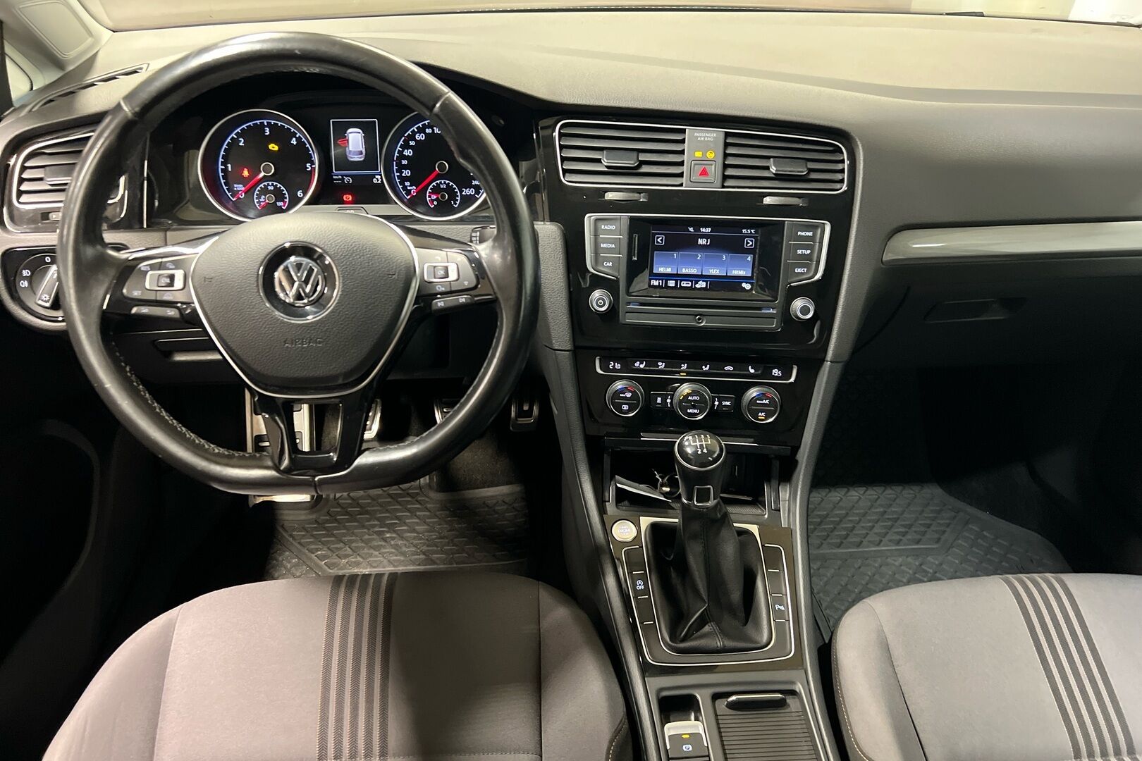 Volkswagen Golf iso kuva 6
