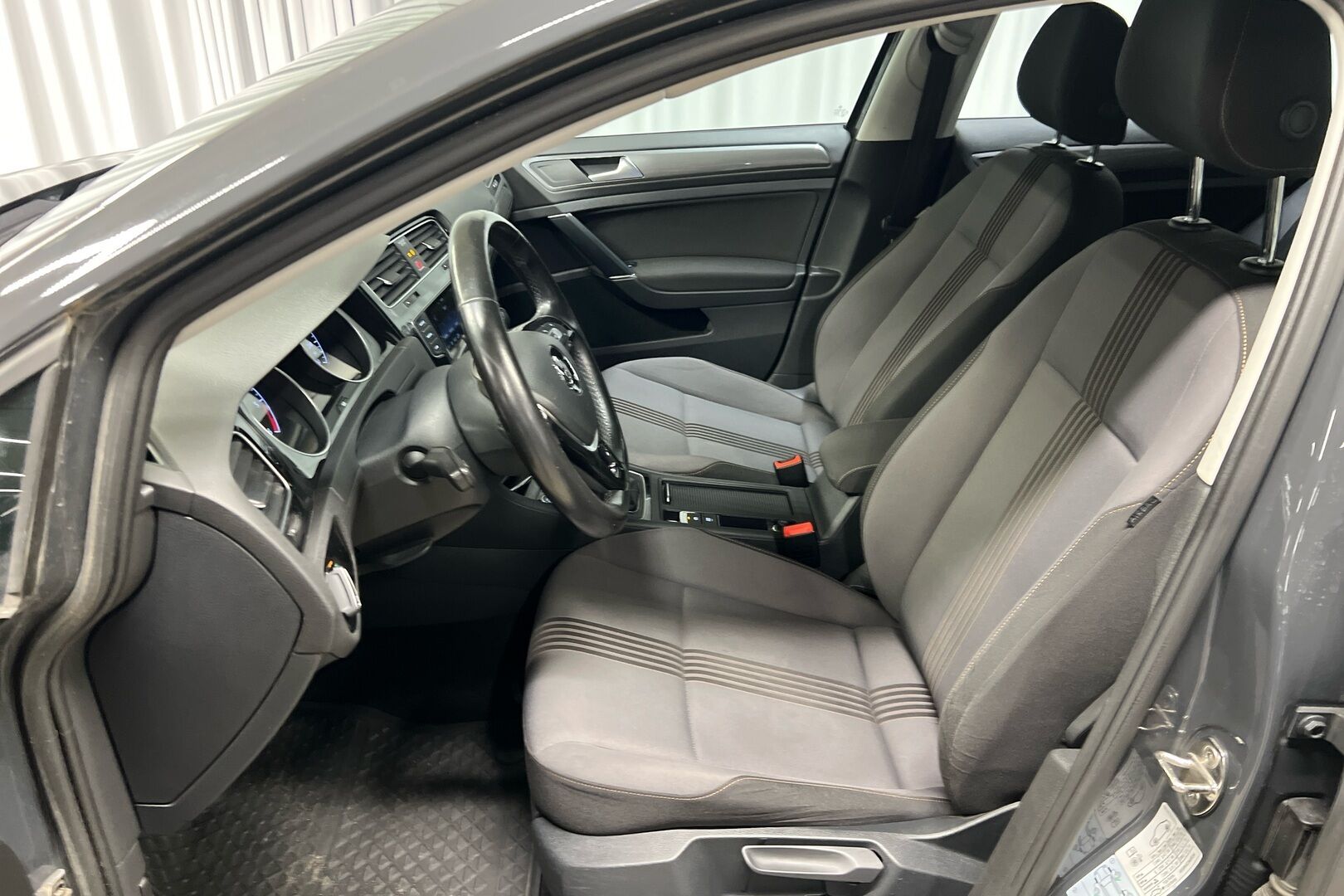 Volkswagen Golf iso kuva 7