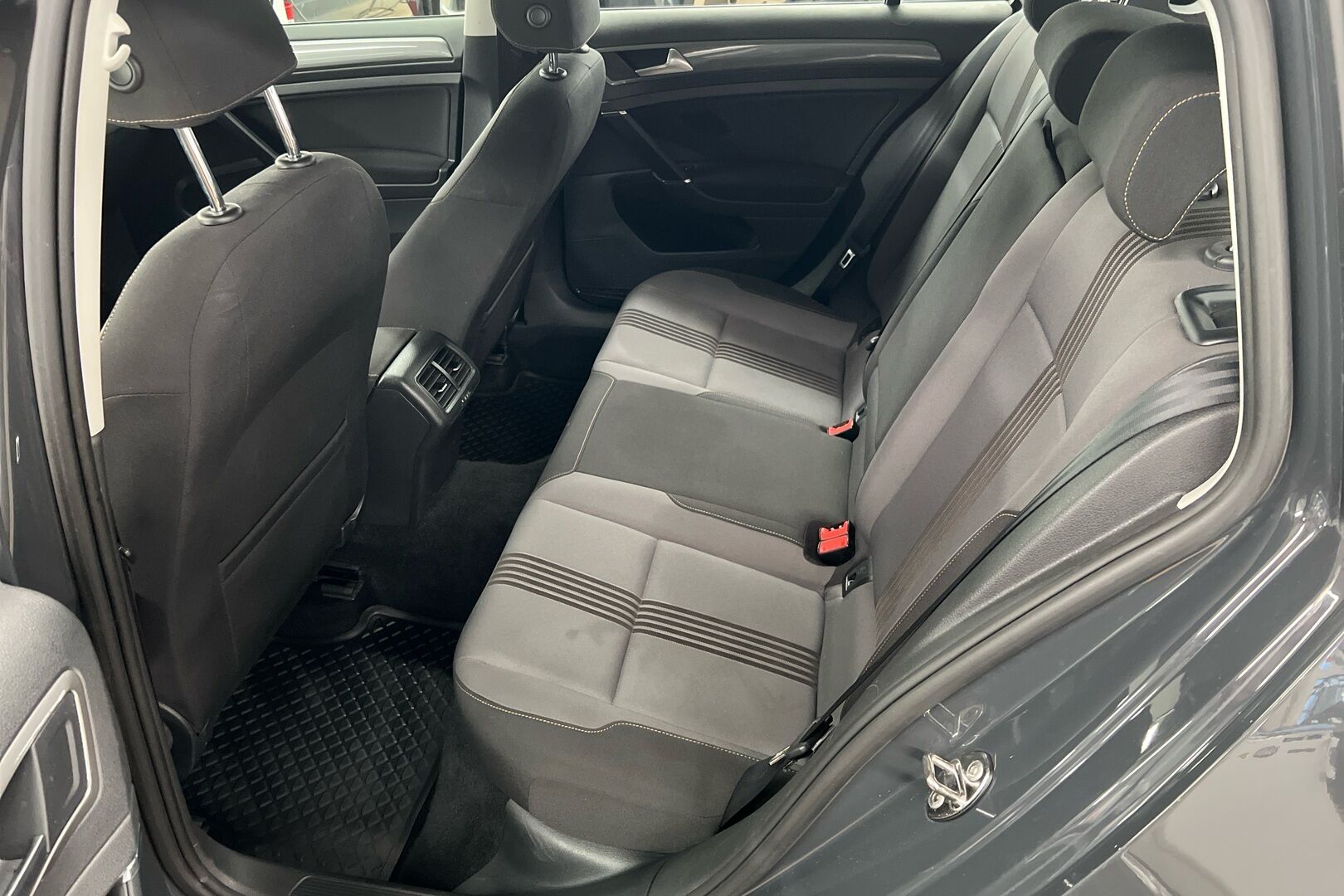 Volkswagen Golf iso kuva 8