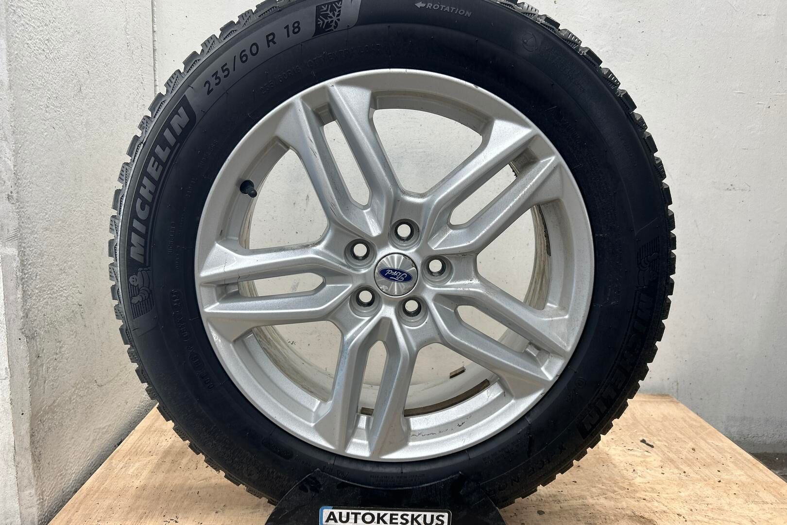 Ford Edge iso kuva 24
