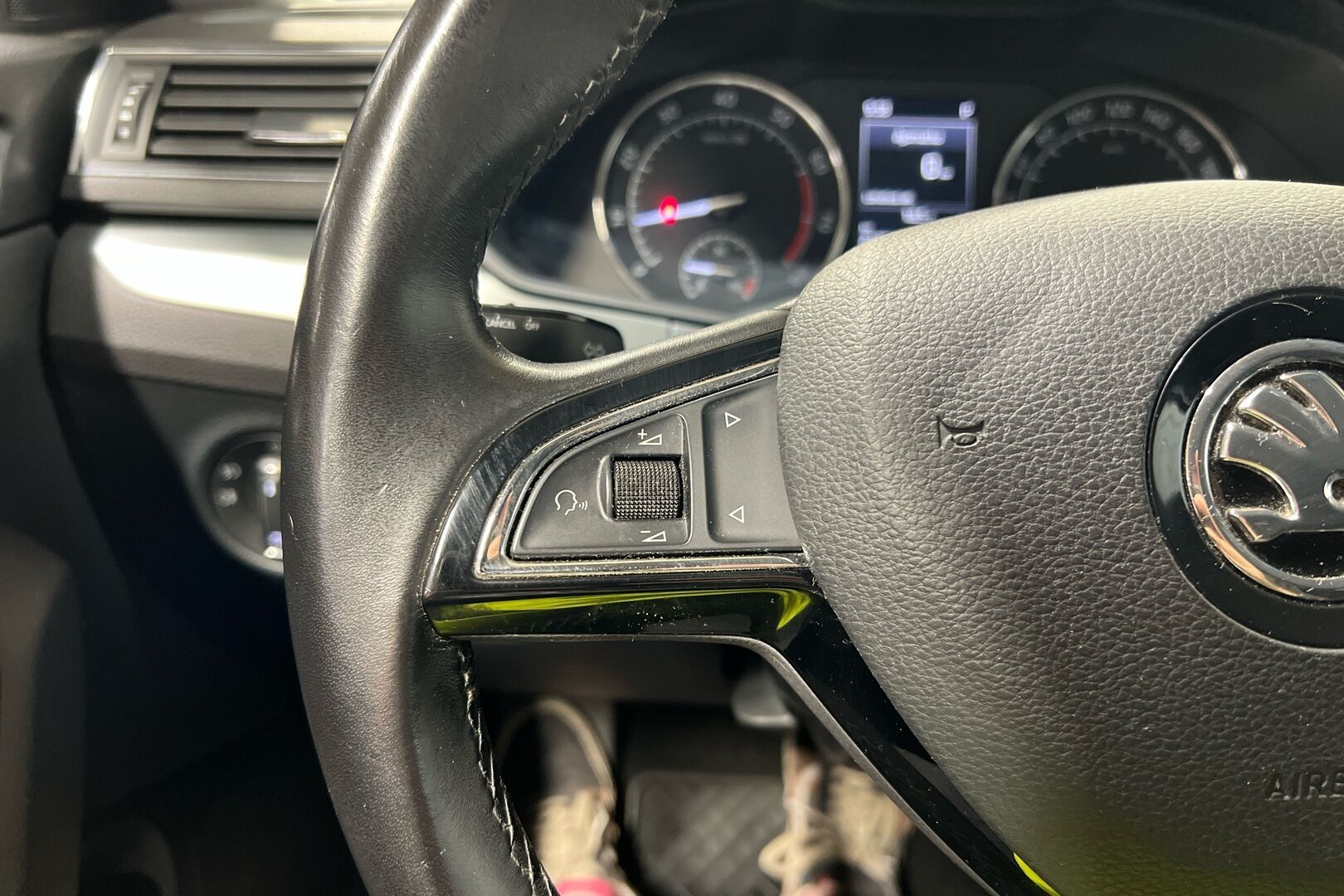 Skoda Superb iso kuva 13