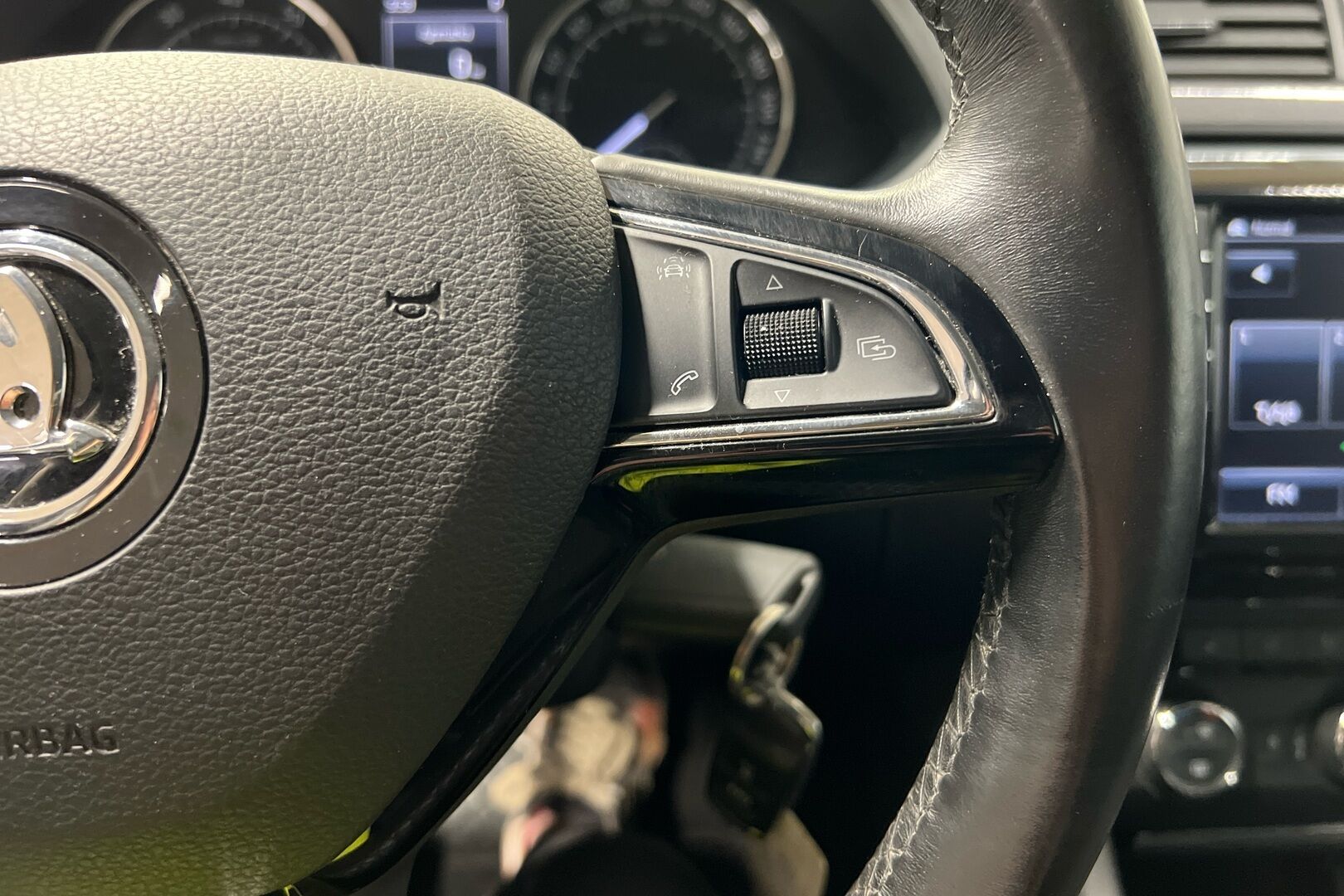 Skoda Superb iso kuva 14