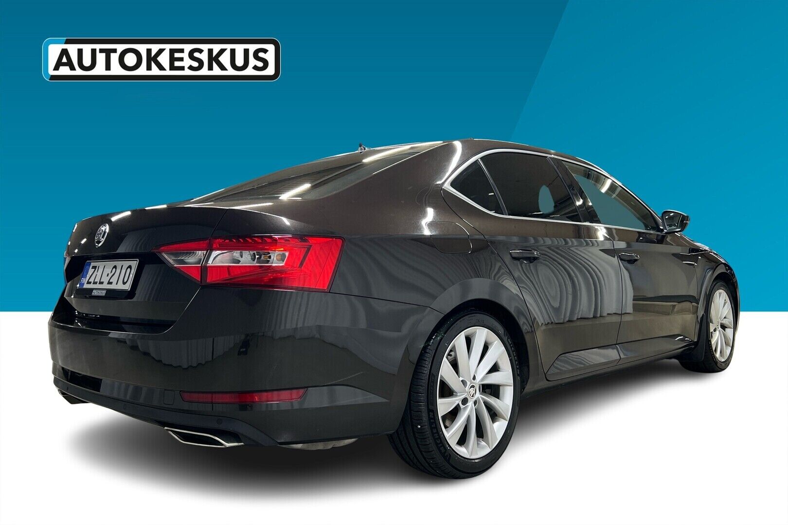 Skoda Superb iso kuva 2
