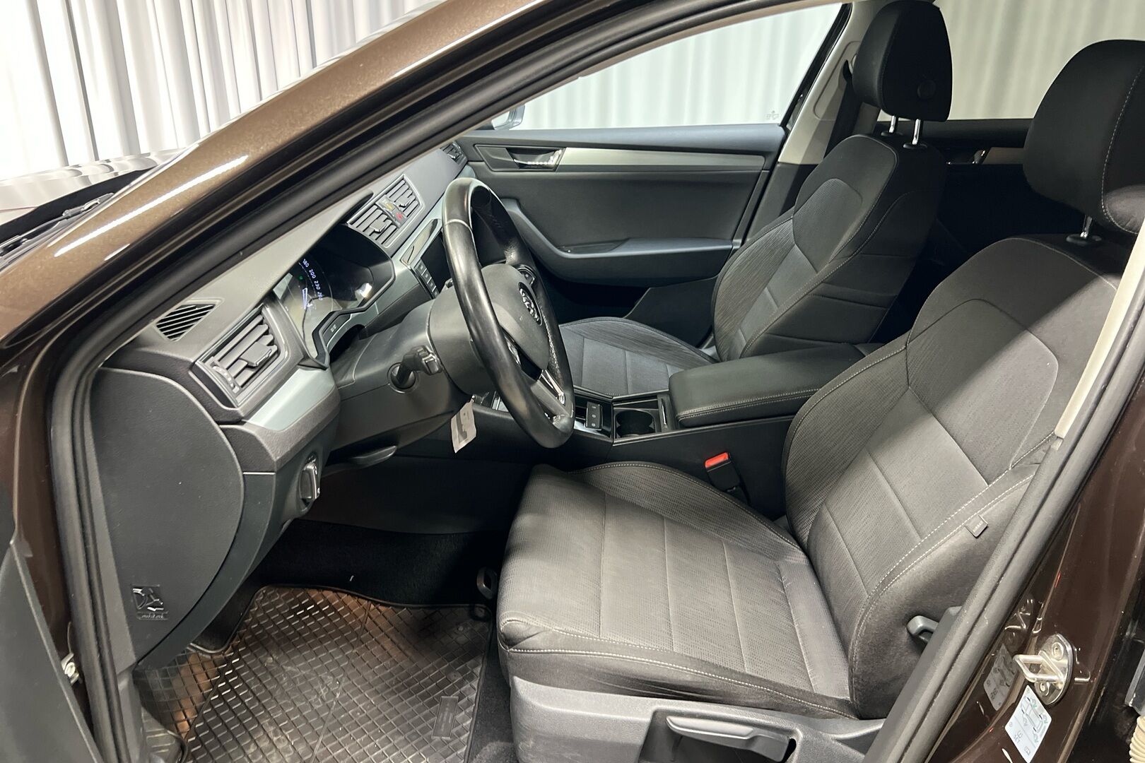Skoda Superb iso kuva 17