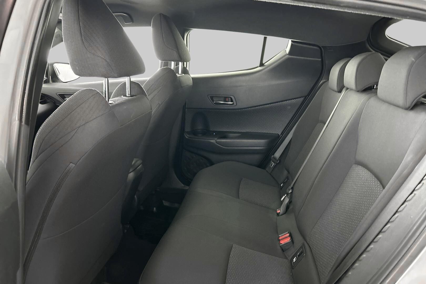 Toyota C-HR iso kuva 10