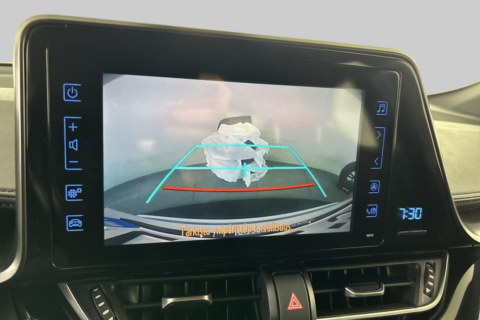 Toyota C-HR iso kuva 20