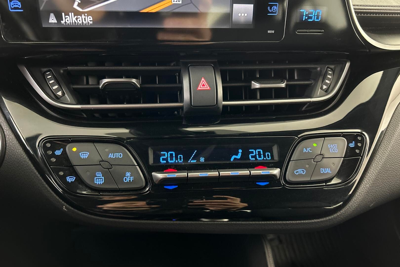 Toyota C-HR iso kuva 21