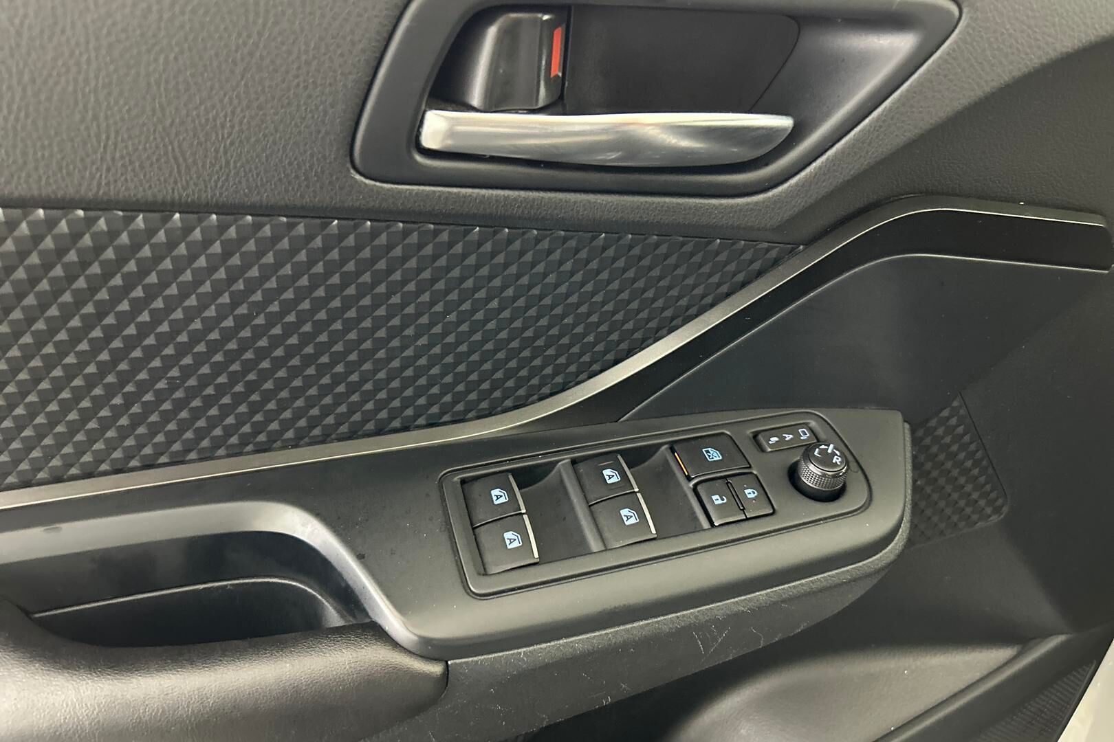 Toyota C-HR iso kuva 25