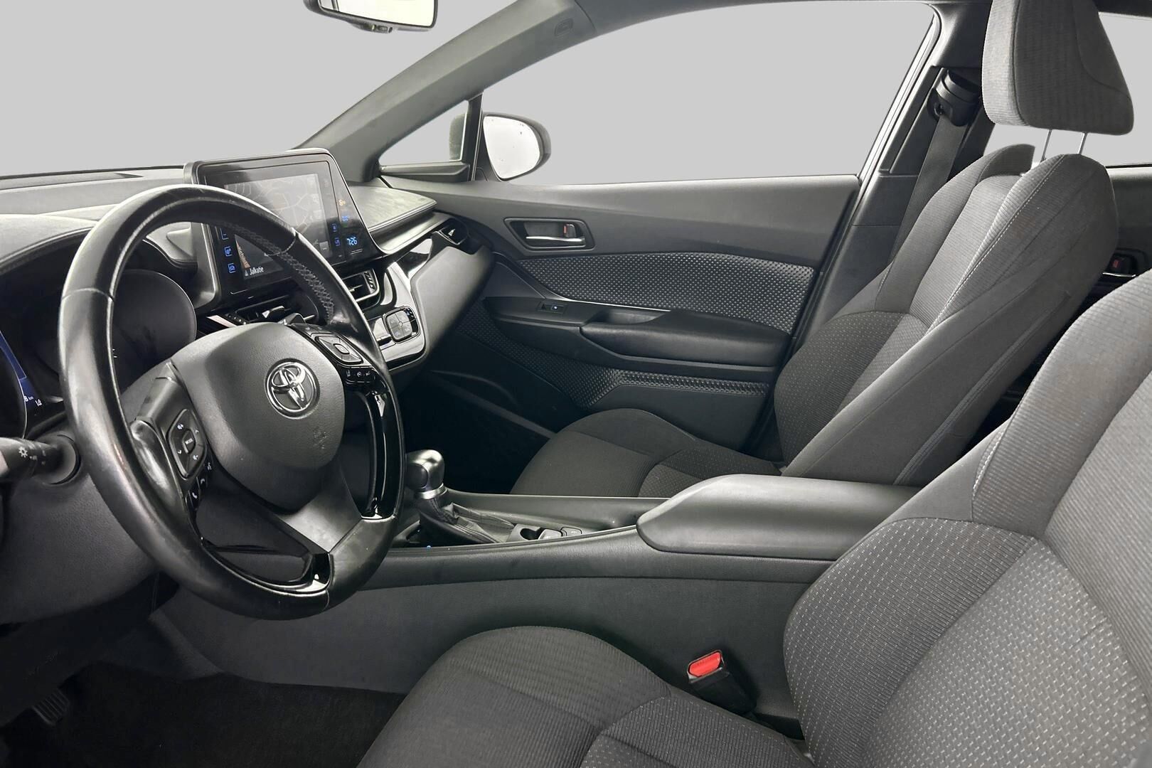 Toyota C-HR iso kuva 9