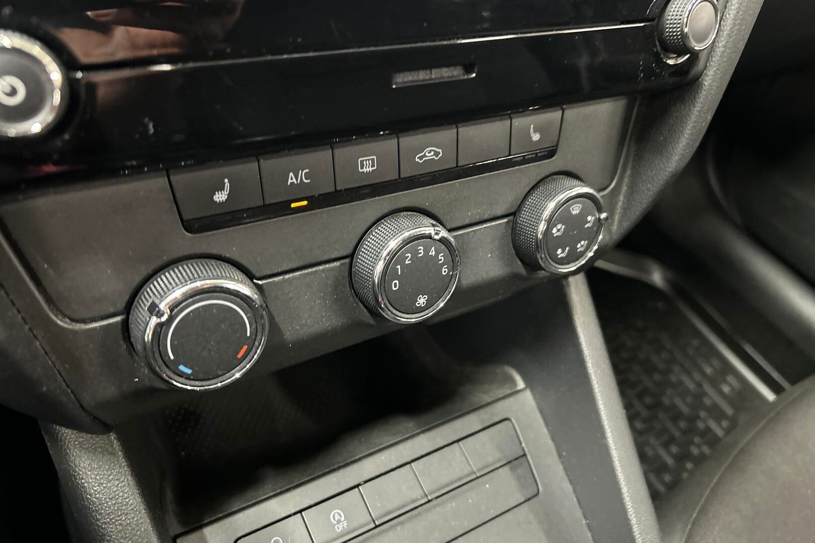 Skoda Octavia iso kuva 13