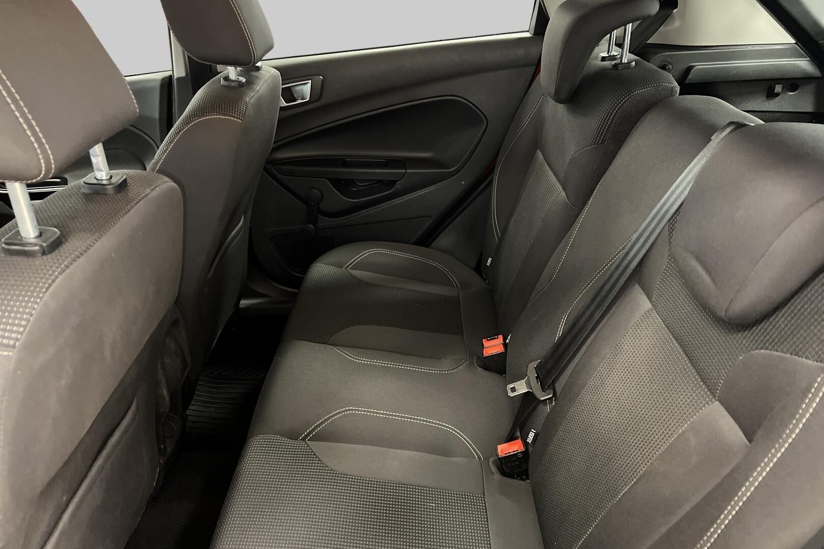 Ford Fiesta iso kuva 10