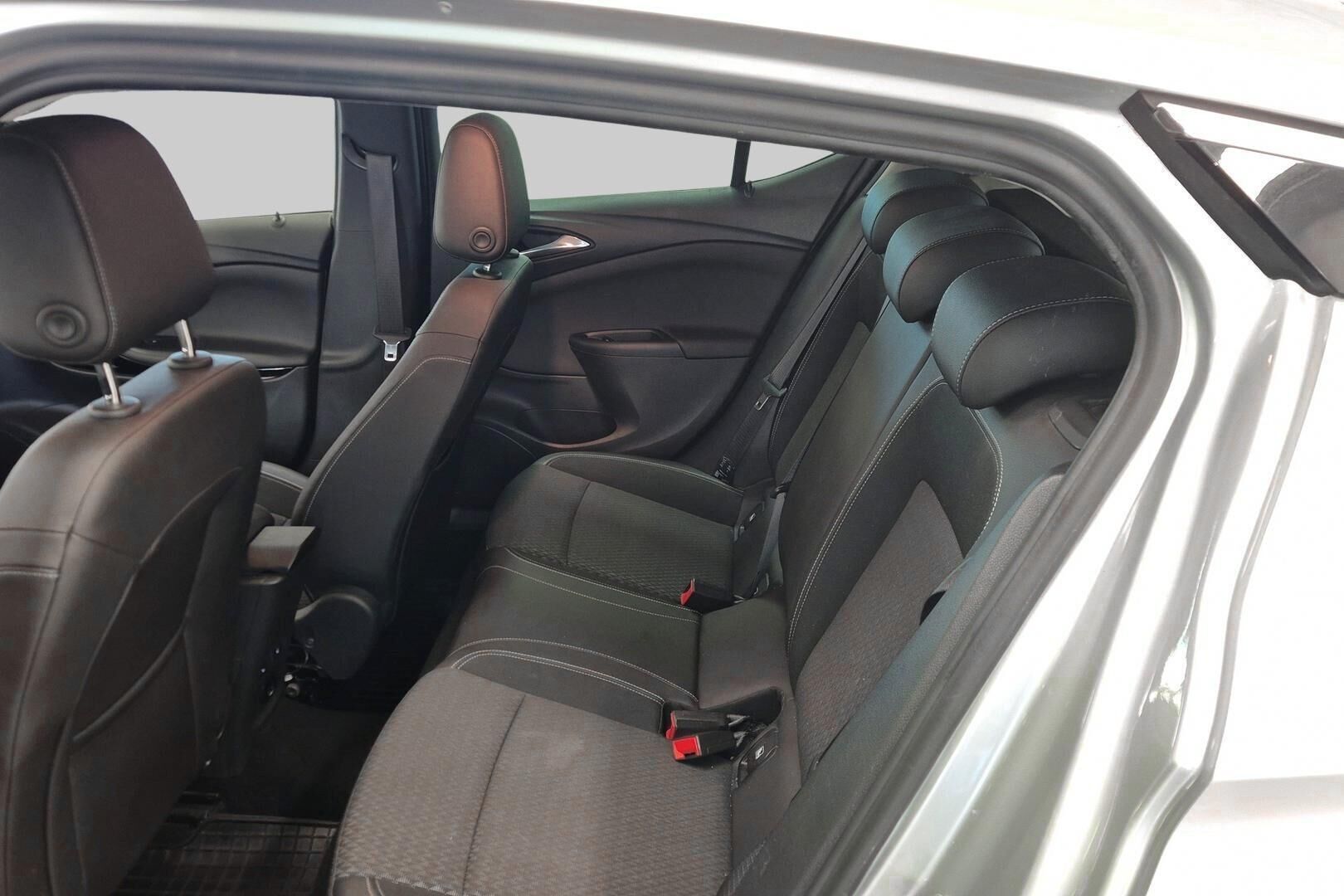 Opel Astra iso kuva 10