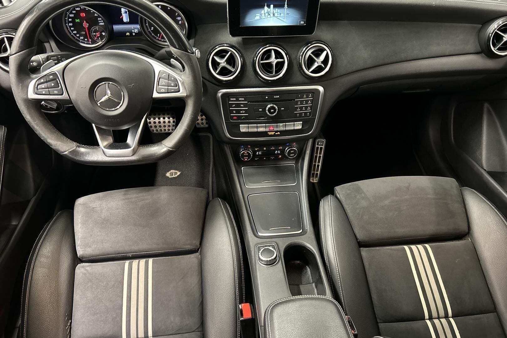 Mercedes-Benz CLA iso kuva 11