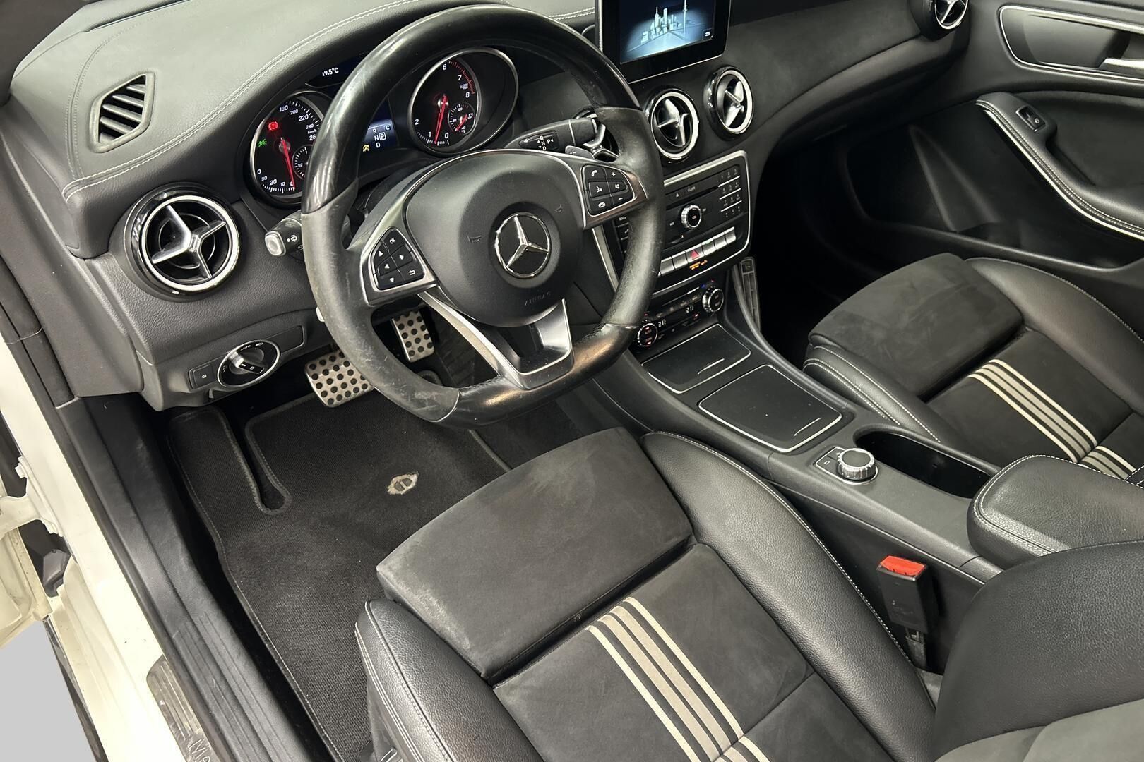 Mercedes-Benz CLA iso kuva 9