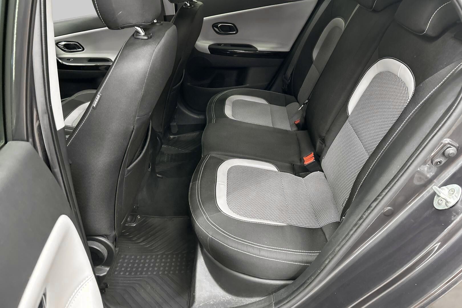 Kia cee'd iso kuva 7