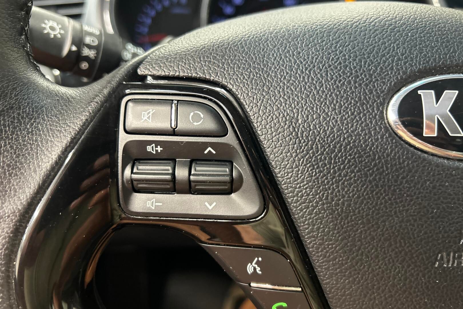 Kia cee'd iso kuva 12