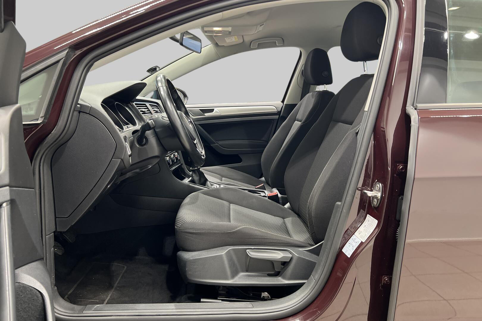 Volkswagen Golf iso kuva 11