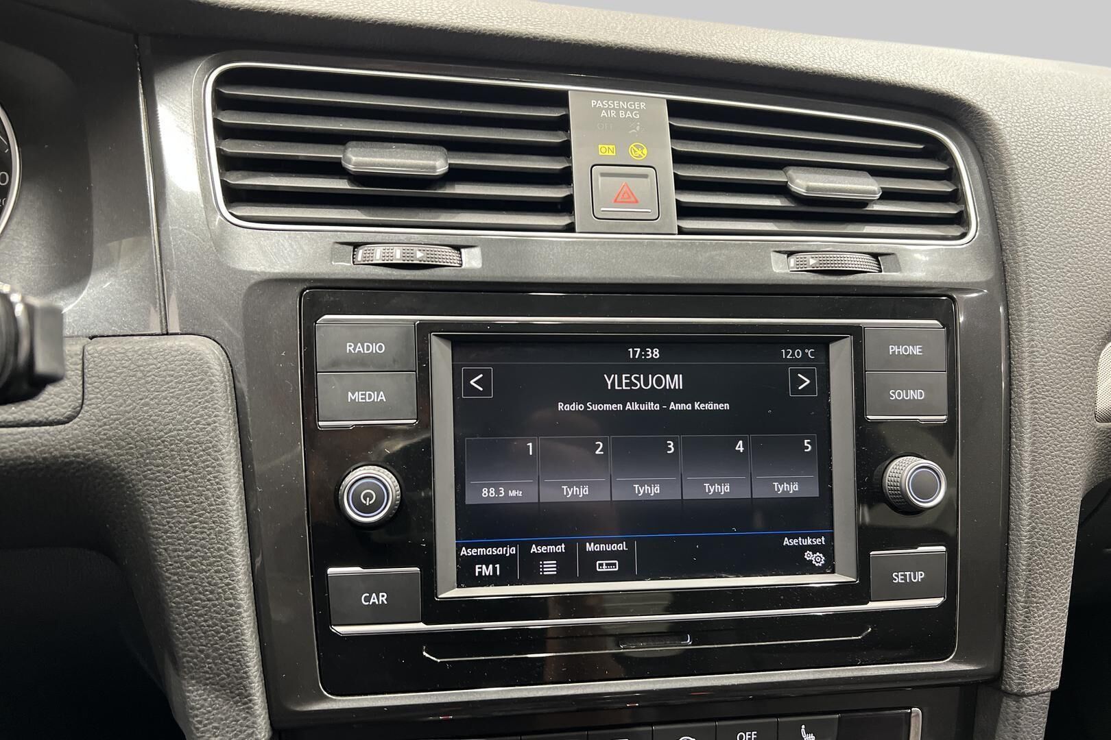 Volkswagen Golf iso kuva 17