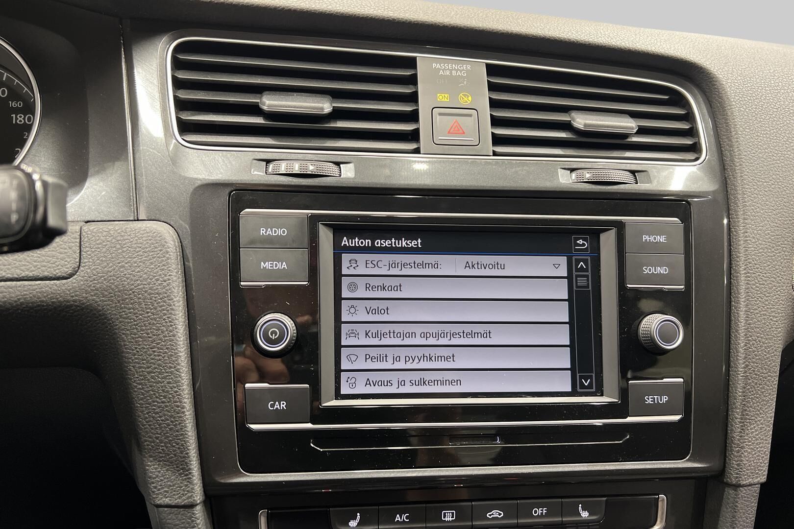 Volkswagen Golf iso kuva 18