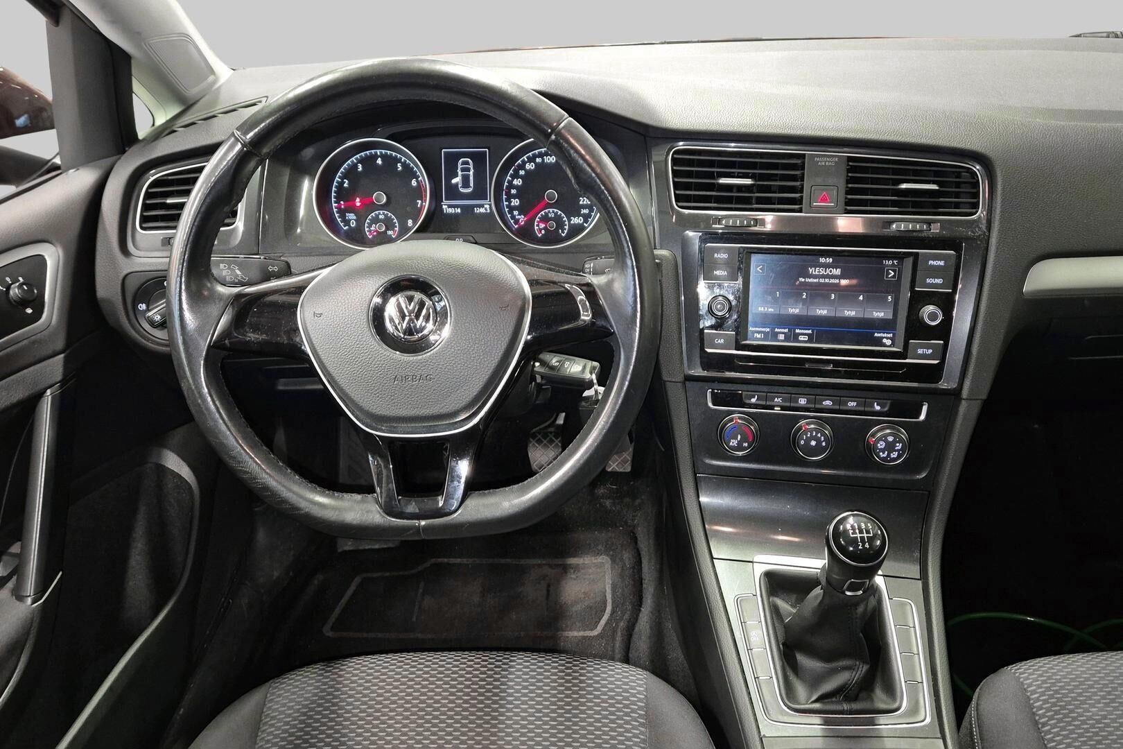 Volkswagen Golf iso kuva 2