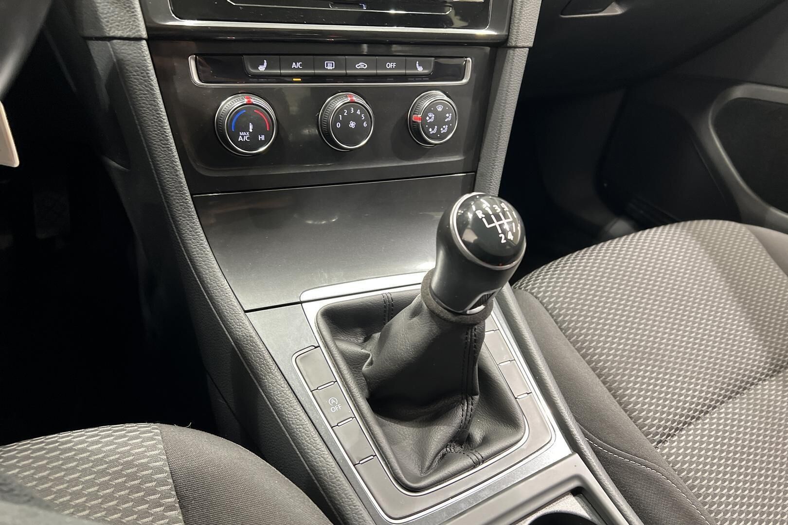 Volkswagen Golf iso kuva 21