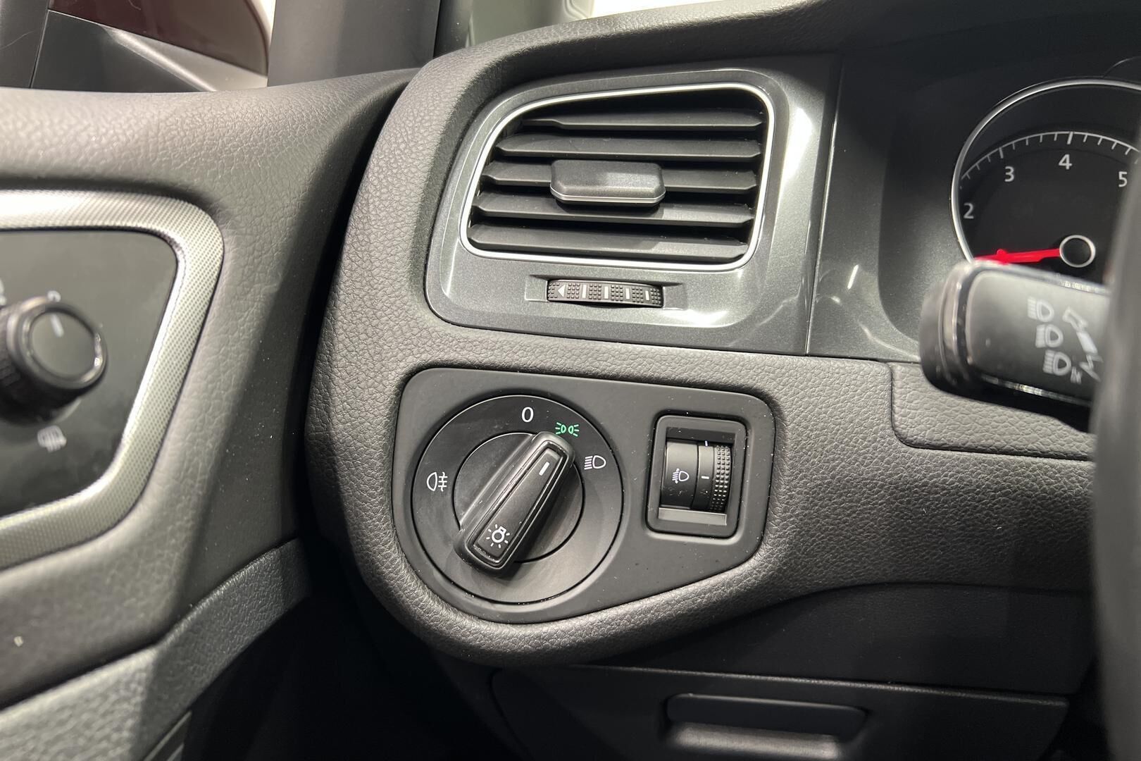 Volkswagen Golf iso kuva 23