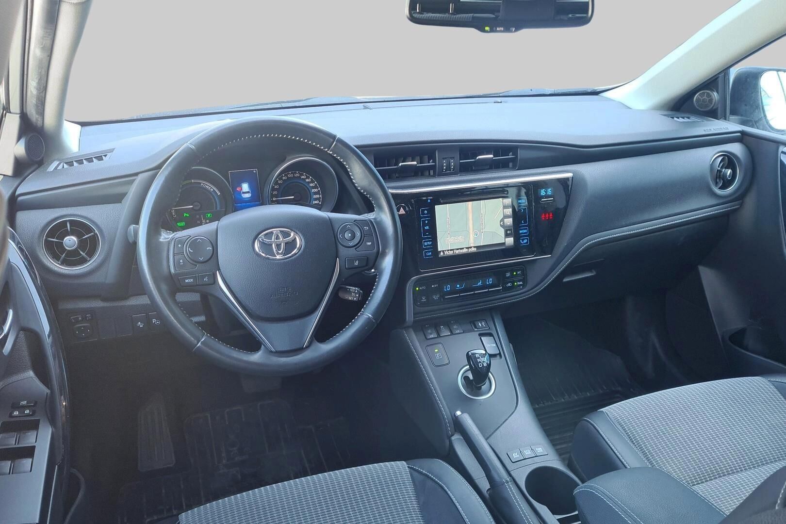 Toyota Auris iso kuva 1