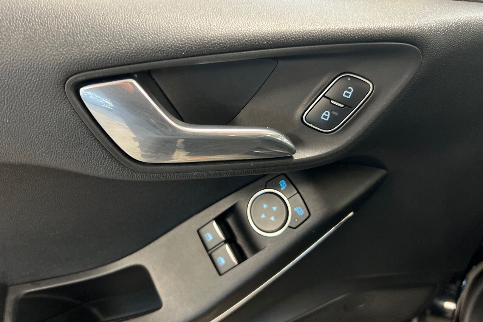 Ford Fiesta iso kuva 13