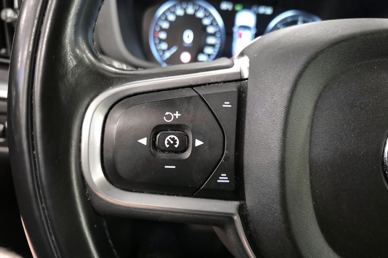 Volvo XC60 iso kuva 18
