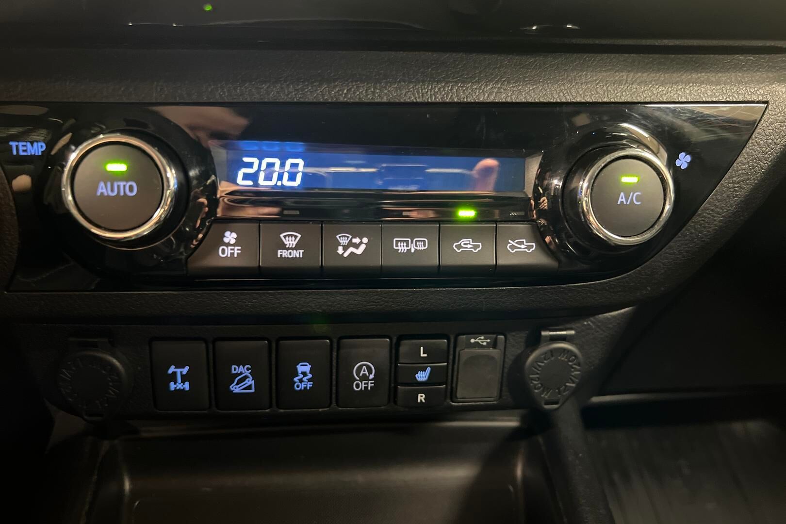 Toyota Hilux iso kuva 15