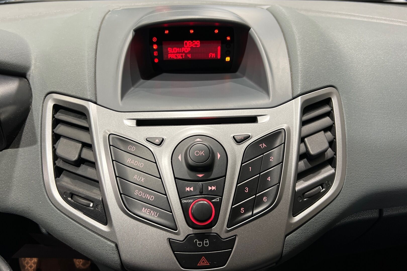 Ford Fiesta iso kuva 15