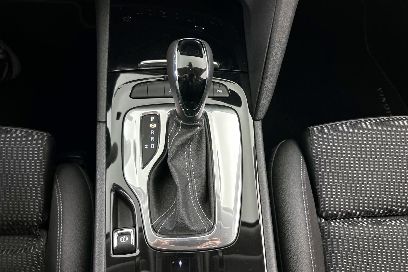 Opel Insignia iso kuva 18