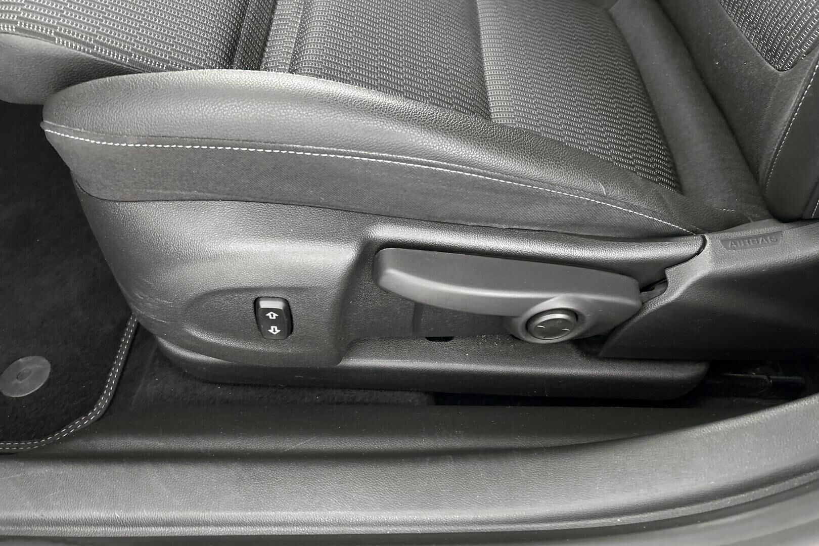 Opel Insignia iso kuva 24