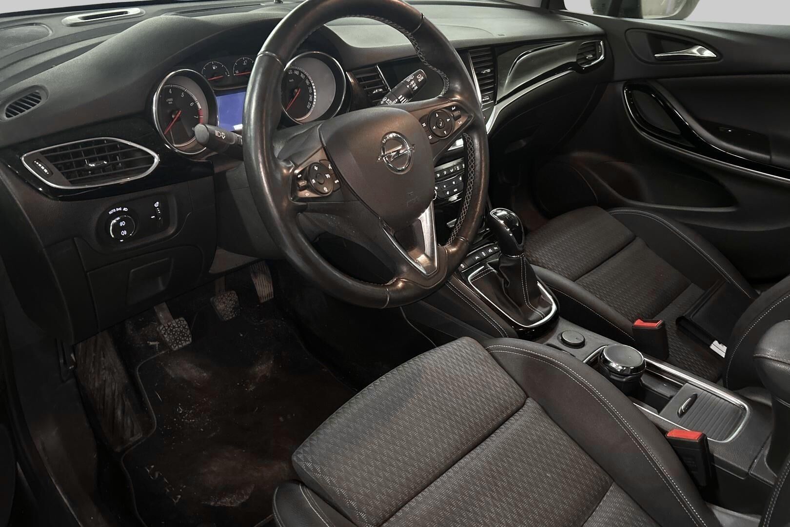 Opel Astra iso kuva 2