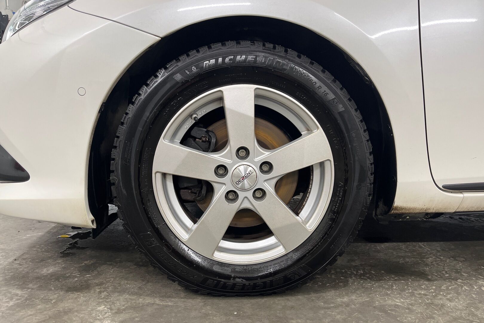 Toyota Auris iso kuva 10