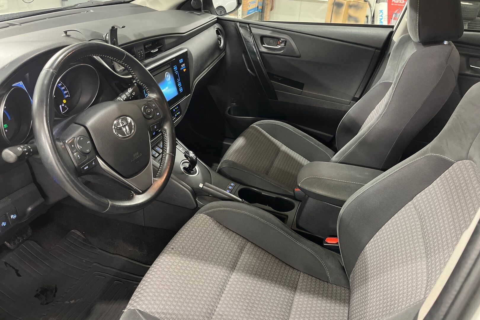 Toyota Auris iso kuva 7