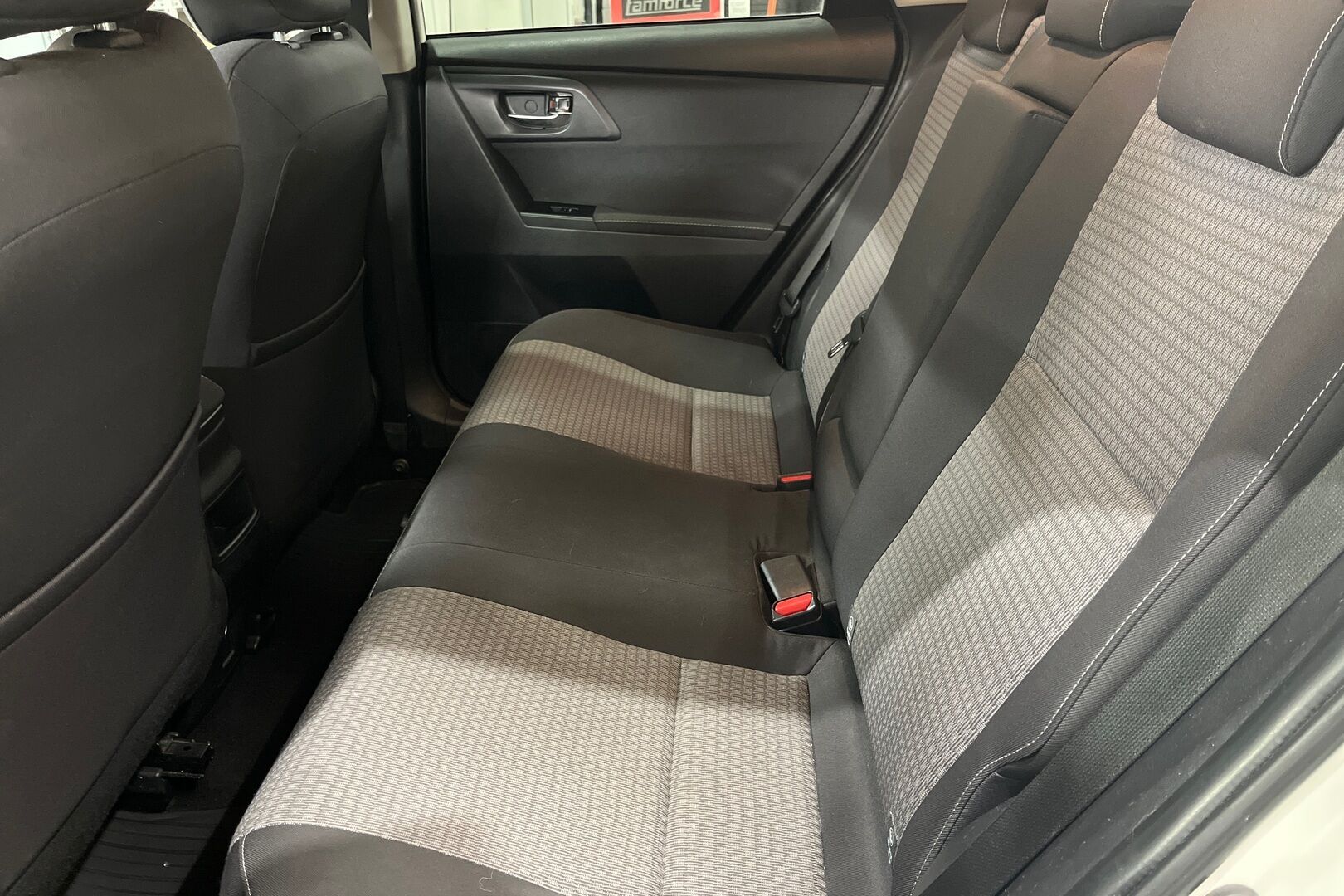 Toyota Auris iso kuva 8