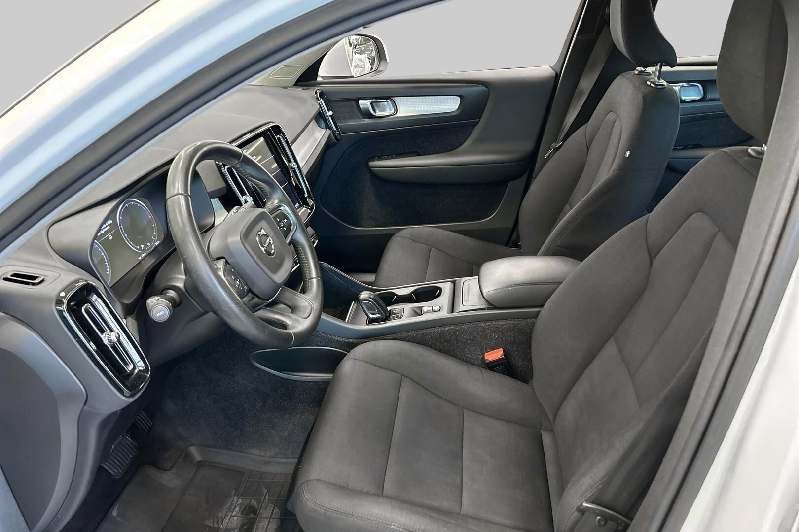 Volvo XC40 iso kuva 6