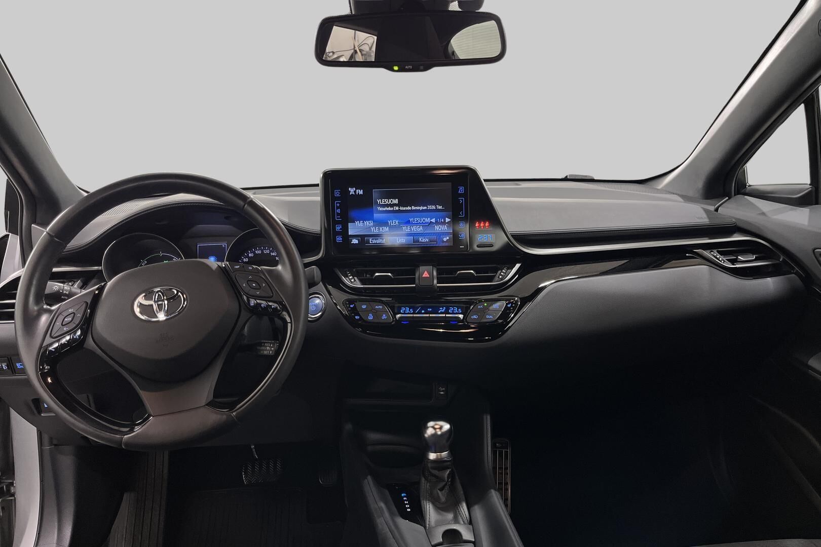 Toyota C-HR iso kuva 15
