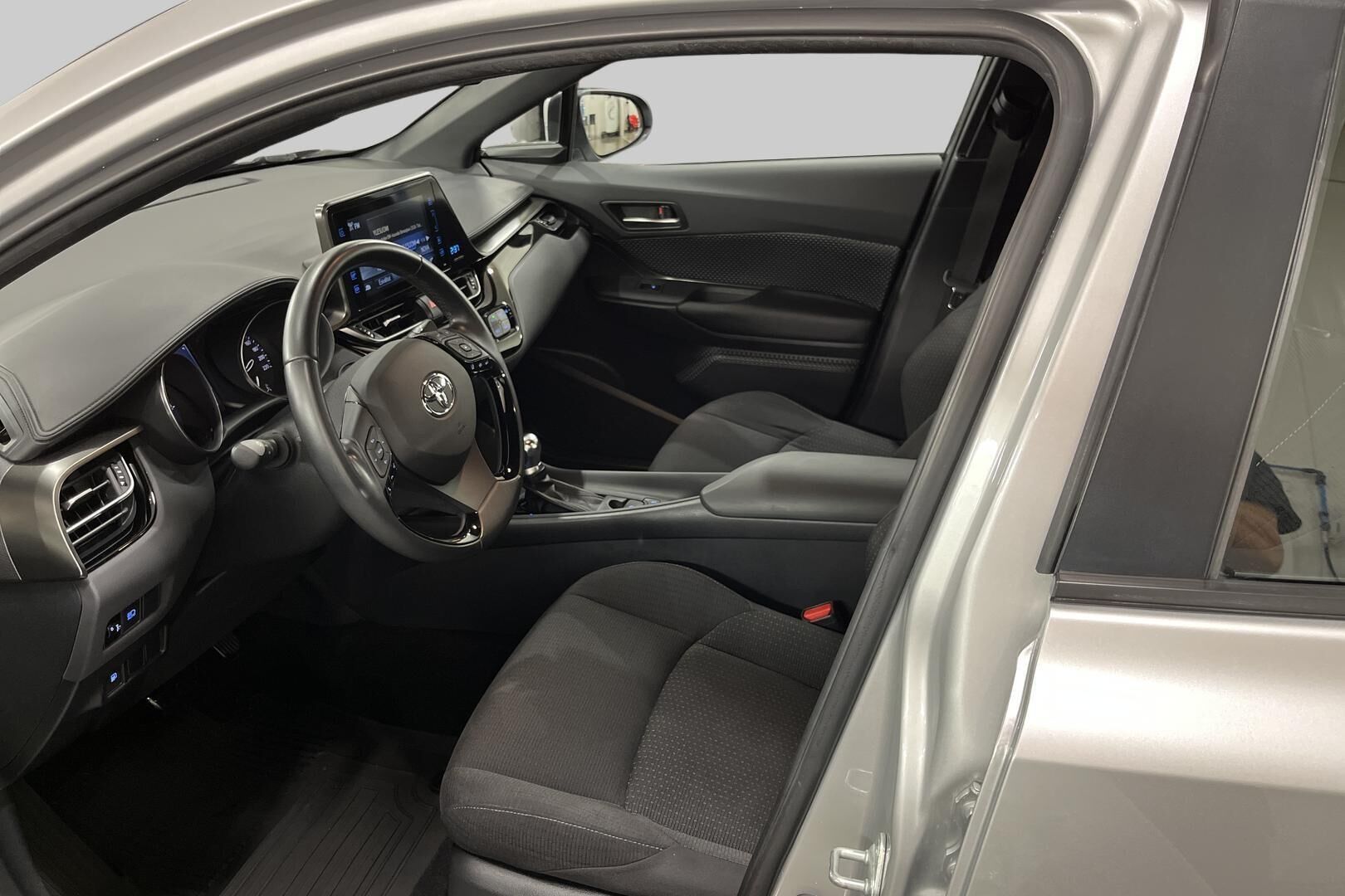 Toyota C-HR iso kuva 14