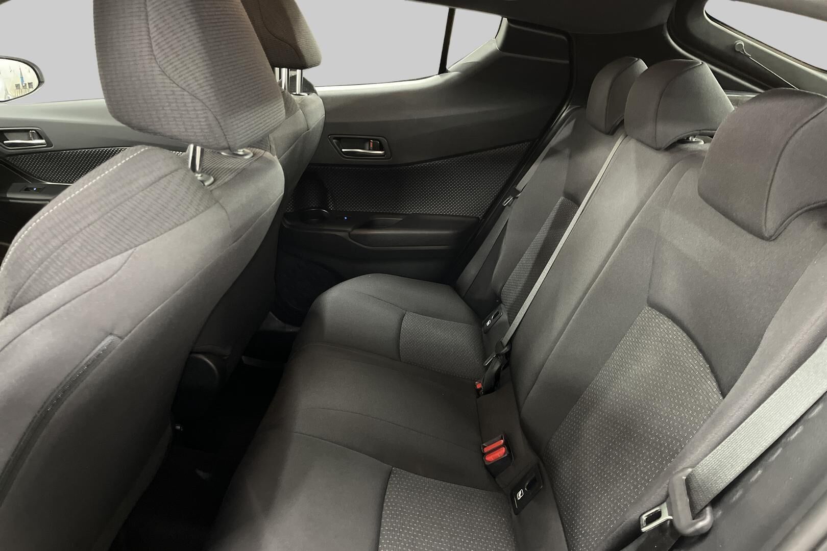 Toyota C-HR iso kuva 6