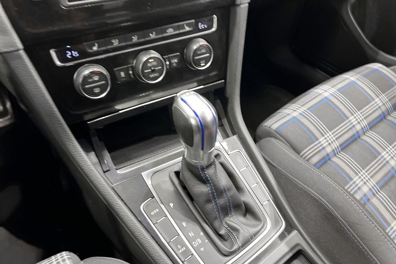 Volkswagen Golf iso kuva 14