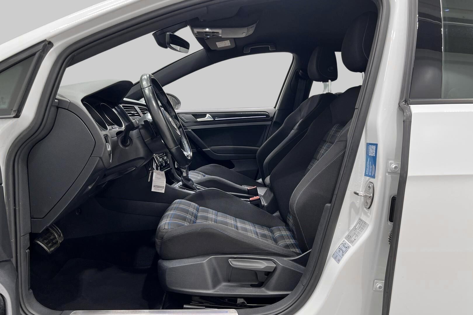 Volkswagen Golf iso kuva 7