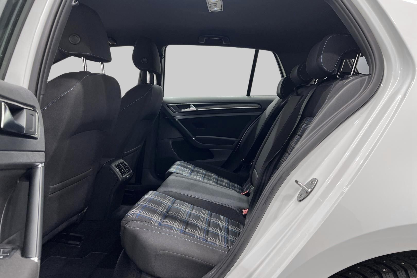 Volkswagen Golf iso kuva 8