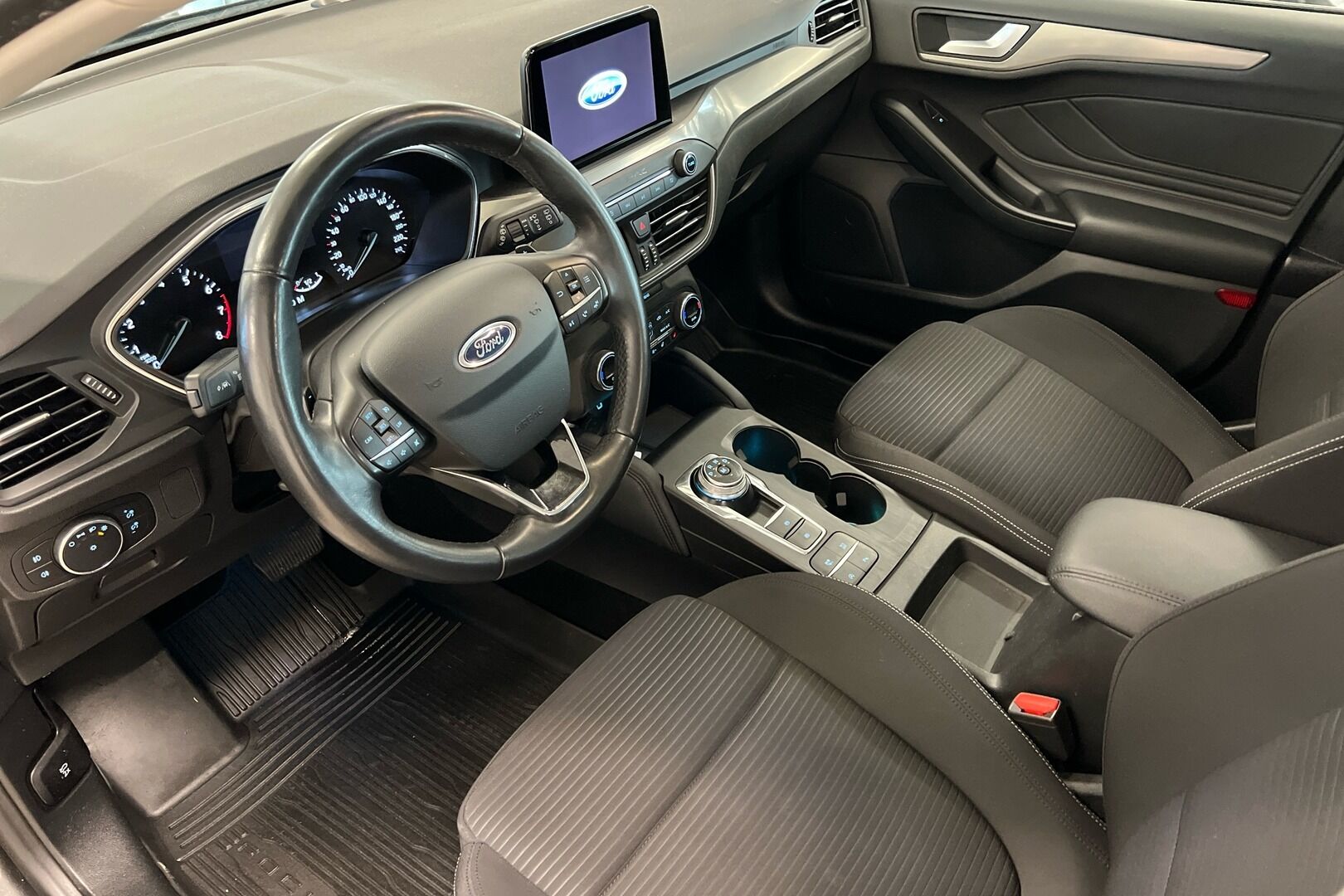 Ford Focus iso kuva 6
