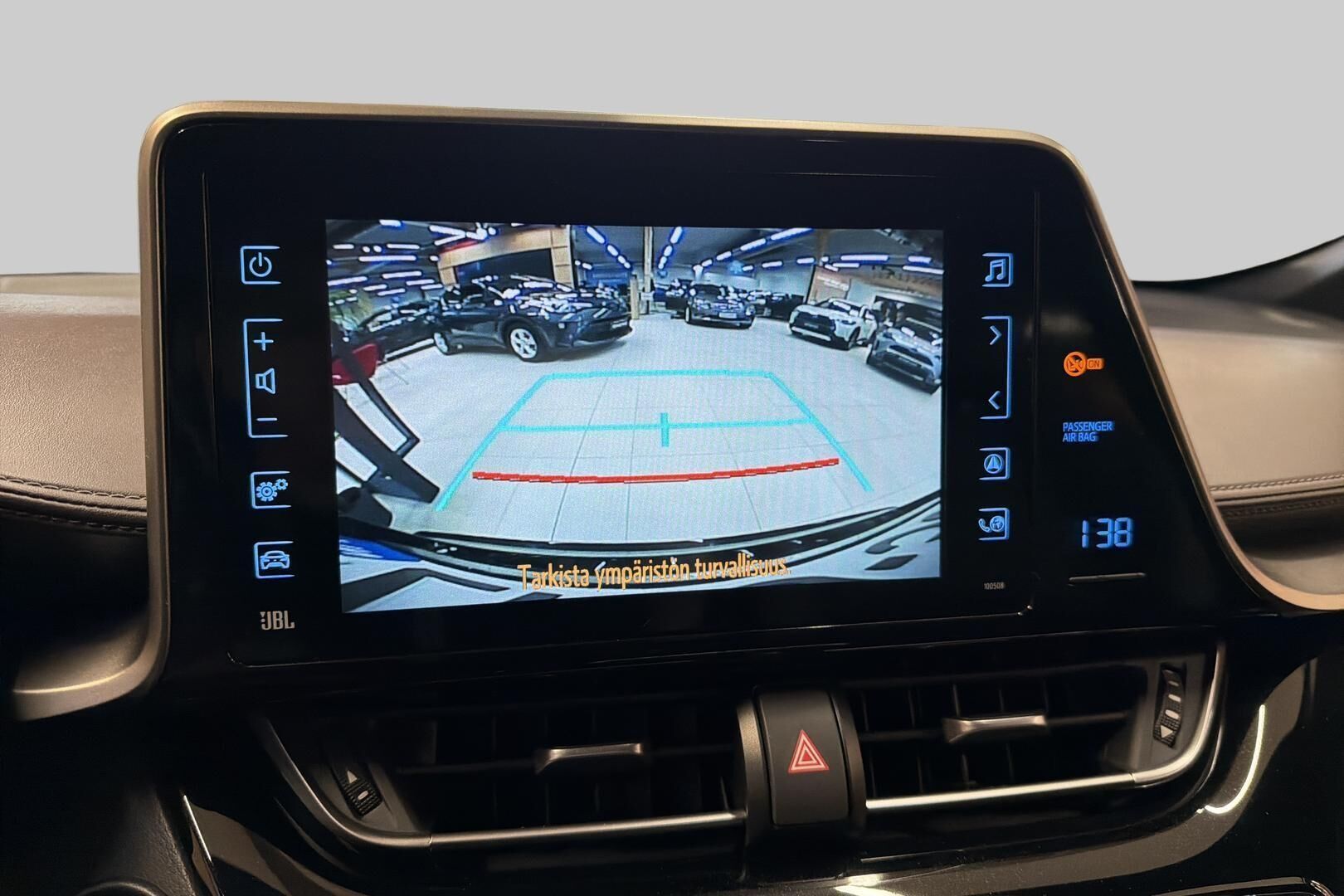 Toyota C-HR iso kuva 7