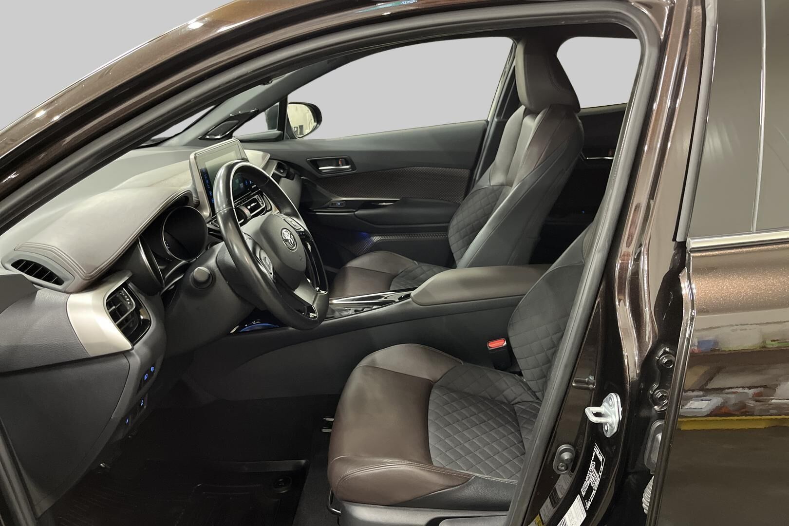 Toyota C-HR iso kuva 12
