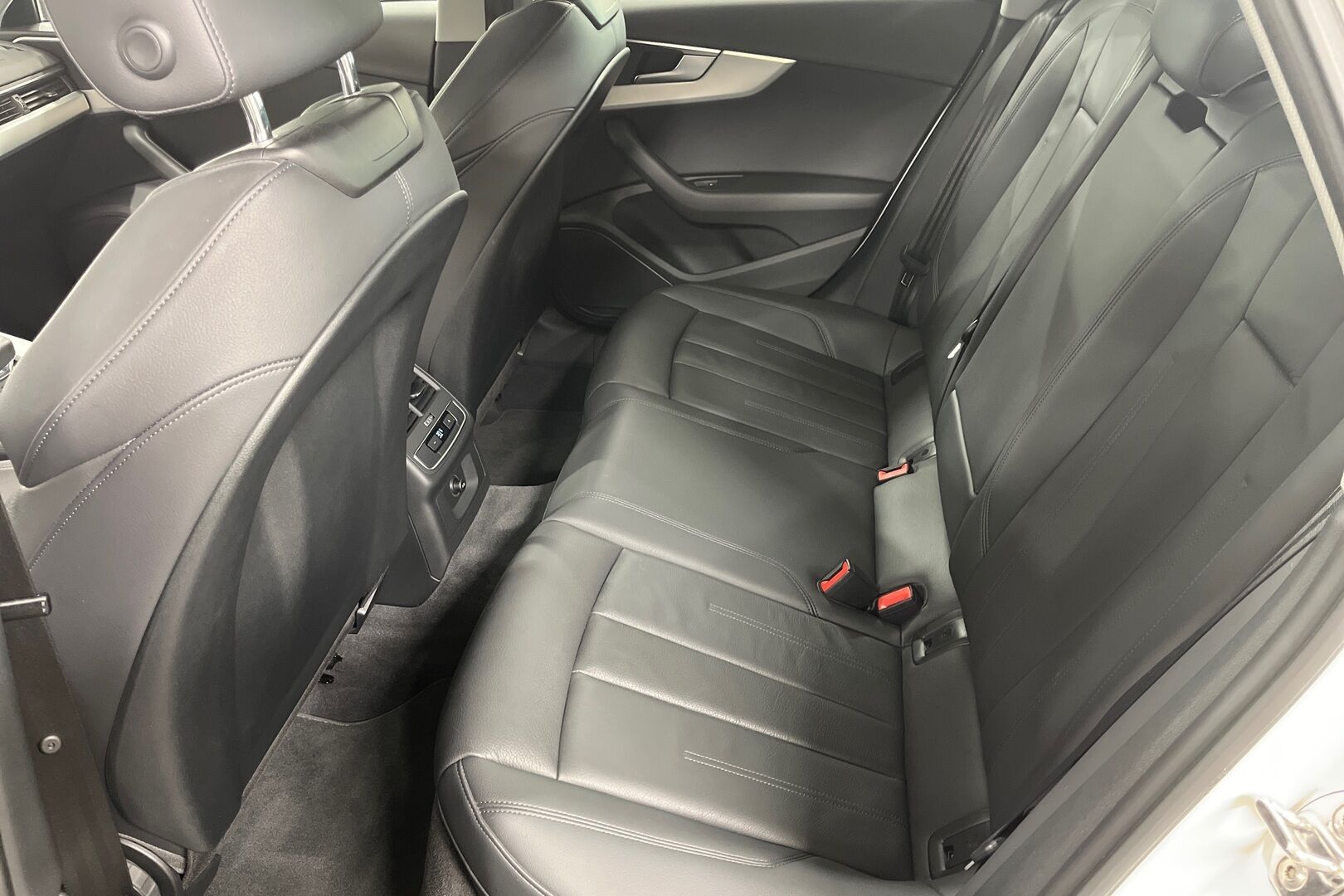 Audi A4 iso kuva 10
