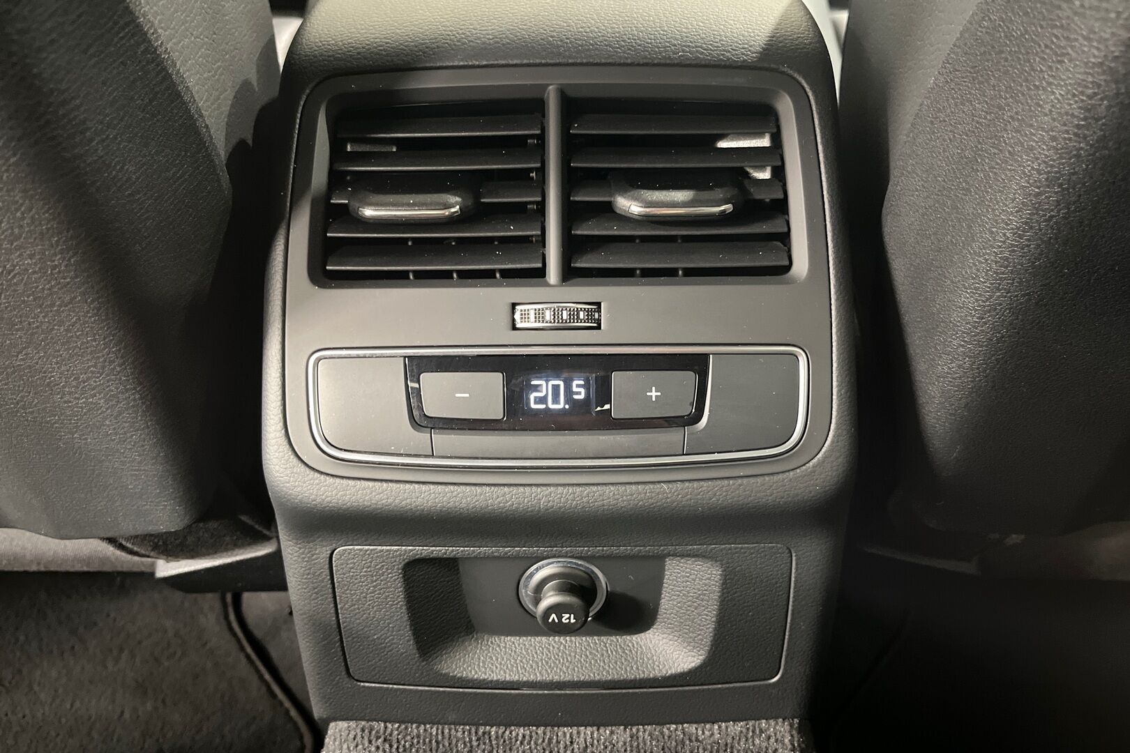 Audi A4 iso kuva 13